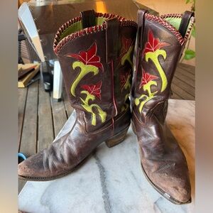 Vintage brown leather cowperson boots w/ leather floral design